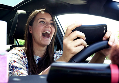 woman-texting-driving-makeup-dashboard